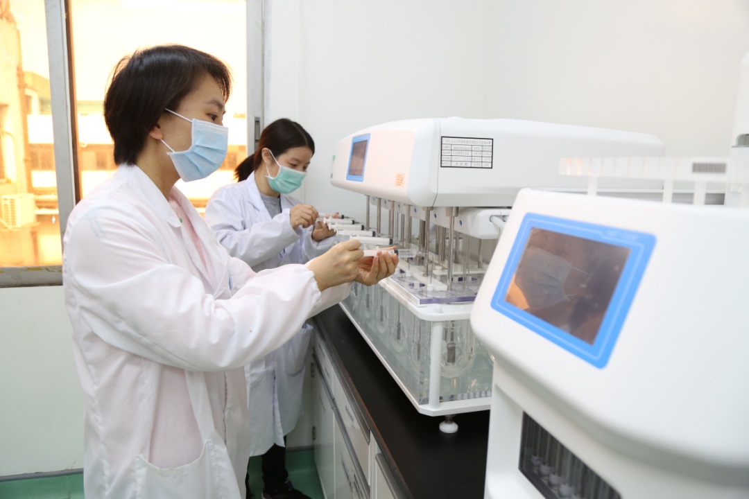 办公桌上的一瓶盐 ——可考究也可以迁就的必发7790研发人董穗娟