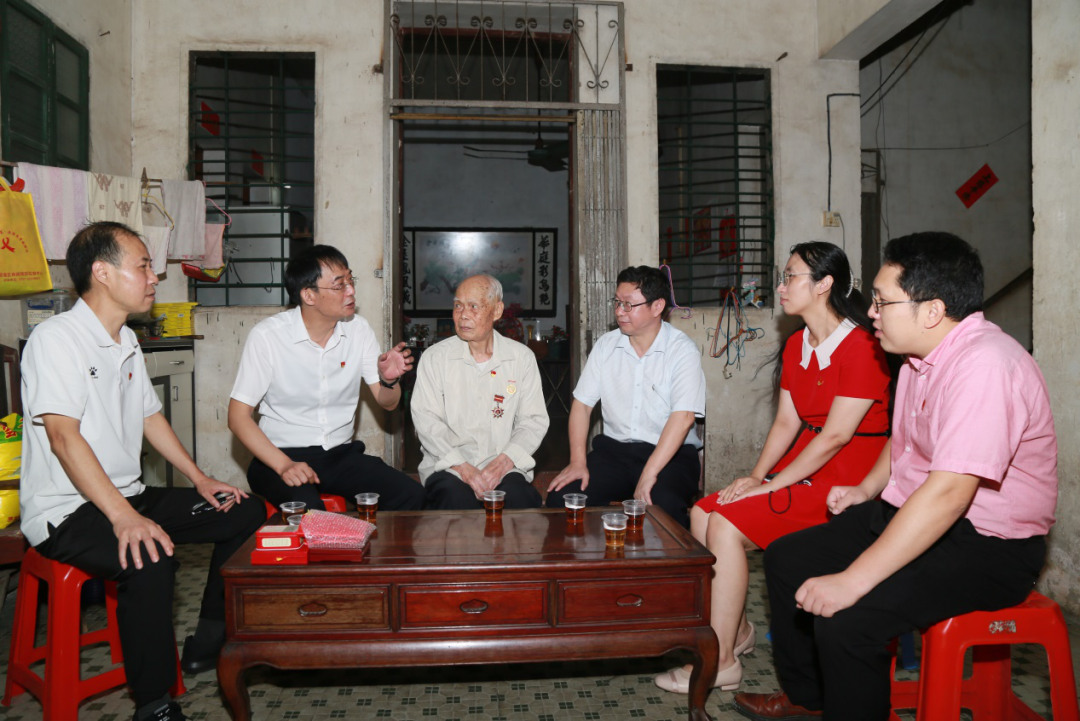 致敬模范，，，眷注入心！！！ ——白云山必发7790“七一”前夕走访慰问老劳模陈雨池同志