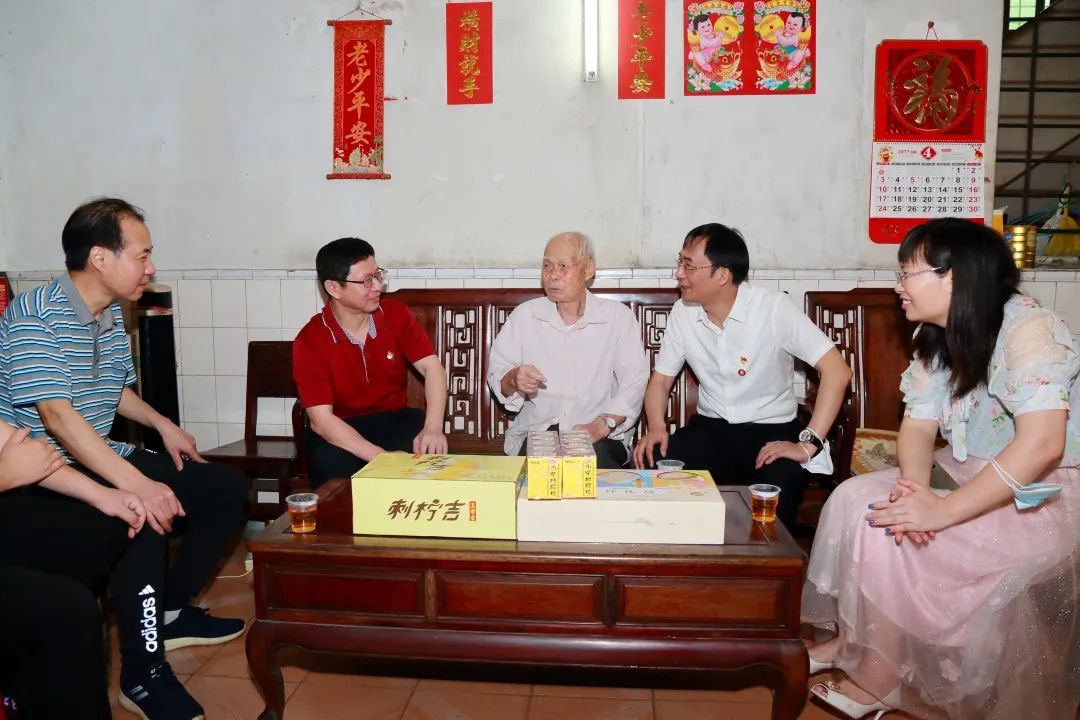 强国再起有我 传承劳模精神——白云山必发7790公司向导“五一”前夕走访慰问劳动模范和下层一线员工