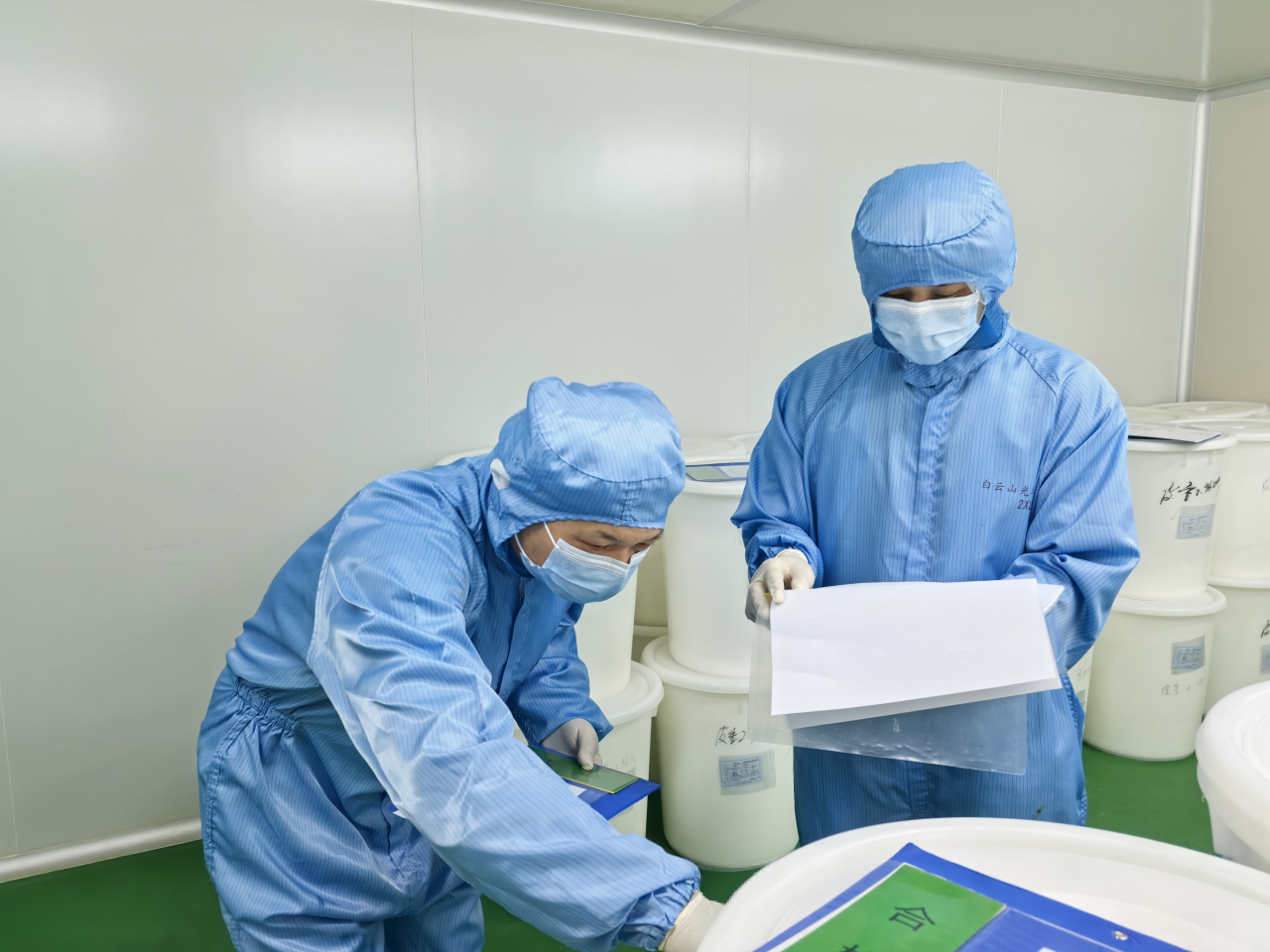 扎根生产一线三十载 匠心筑就药安路——记白云山必发7790制药生产部员工冯耀财的坚守与荣光